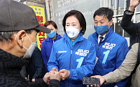 [포토] 시민들과 인사하는 박영선 후보