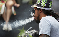 마리화나가 담배보다 덜 해롭다?...흡연자가 대마초도 피우면 ‘치명적’