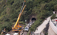 대만 열차 탈선에 사망자 51명...최악의 사고에 피해자 구호 기부 행렬