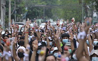[단독] 미얀마 현지인들 “집 밖 나가면 총 쏘고 잡아가…한국 계속 응원해달라”