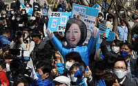 [포토] 박영선 후보 연설 지켜보는 시민들