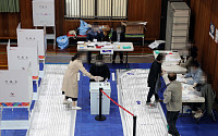 [4·7 재보선] 낮 2시 현재 투표율 40.7%…서울 42.9%·부산 37.8%