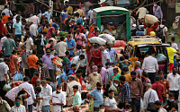 인도, 코로나19 일일 확진자 11만 명 돌파...경제전망도 잿빛