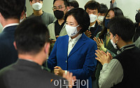 [포토] 지지자들 박수받는 박영선