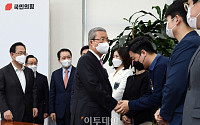 [포토] 당직자들과 인사하는 김종인 위원장