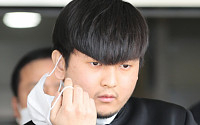 [속보] 취재진 요청에 마스크 벗는 김태현