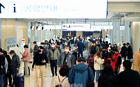 [포토] '봄나들이 나온 시민들로 붐비는 김포공항 국내선 청사'
