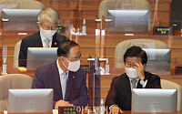 [포토] 대화하는 박병석 국회의장-홍남기 총리 직무대행