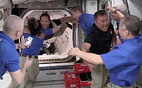 스페이스X, 우주개발 역사에 또 한 획…재활용 우주선 ISS에 도킹 성공