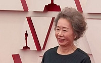 유쾌한 할머니 윤여정, 오스카상 타고 빵 터트려
