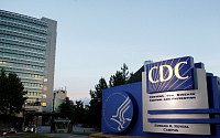 미국도 마스크 벗는다...CDC “백신 접종 완료자, 야외 소규모 모임서 안 써도 돼”