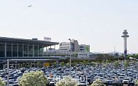 [포토] 김포공항 주차장 위로 떠나는 비행기