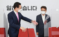 [포토] 이철희 수석에게 자리 권하는 김기현 대표 권한대행