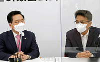 [포토] 대화하는 김기현 권한대행-이철희 정무수석