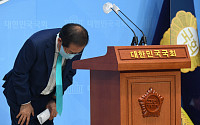 [포토] 인사하는 홍준표 의원