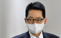 박지원 국정원장, 반년 만에 日 스가 총리 만나 ‘한·일관계 정상화’ 의지 전달