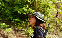 &quot;혁명이 승리할 수 있도록&quot;…전투복 입고 소총 든 '미스 미얀마'