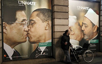베네통 각국정상 키스 합성사진에 교황청·백악관 반발