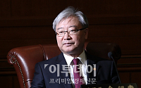 [포토]고심하는 김석동 위원장