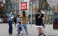 중국 신장위구르에 ‘새우등’ 신세 된 글로벌 기업들…미국, 유니클로 셔츠 수입 금지