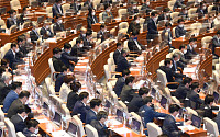 [종합] 국회, 진통 끝에 민생 법안 98건 통과… 가사근로자도 유급휴가 보장