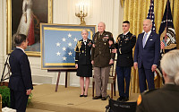 [한미 정상회담] 바이든, 중공군 맞선 전쟁영웅에 미국 최고 훈장…문재인 대통령, 외국정상 첫 참석