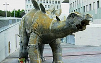 스페인 공룡조각상서 수상한 냄새…잘라보니 30대 남성 시신이