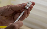 [Q&amp;A] ‘1회 접종’ 얀센 백신 예약 시작…“30·40대 남성만 맞을 수 있나요?”
