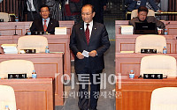[포토]의원총회 참석하는 황우여 한나라당 원내대표