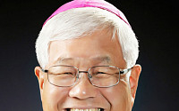 문 대통령, 韓 최초 교황청 장관 임명된 유흥식 대주교에 축전
