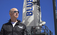블루오리진 첫 우주 관광 티켓, 313억 원에 팔렸다