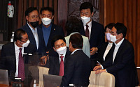 [포토] 의원들과 대화하는 김기현 원내대표