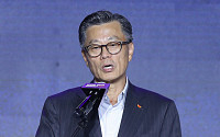 '900억 배임' 혐의 조대식 SK 의장, 최신원 재판과 병합