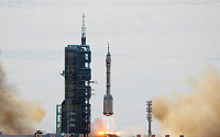 중국 유인우주선 ‘선저우 12호’ 발사 성공…우주 굴기 가속화