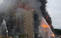 이천 쿠팡물류센터 화재…건물 붕괴 우려로 고립된 소방관 수색작업 중단