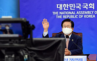 [포토] 손 흔들어 인사하는 박병석 국회의장