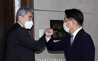 [포토] 인사하는 한미 북핵 수석대표