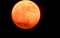 ‘스트로베리 문’ 무엇?…선명하게 뜬 분홍빛 보름달