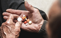 약물 과잉시대, 노인 부적절·중복 약물 복용 심각해