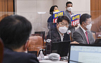 [포토] 박주민 위원장 직무대리에 항의하는 권성동 의원