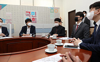 [포토] 신임 대변인단 내정자들과 티타임 가진 이준석 대표