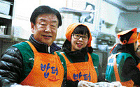 [금융기관 사랑 나누기]동부화재, 7개 지역 봉사단체들 사랑의 쌀 전달