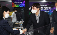 [포토] 스타트업 대표들과 인사하는 윤석열 전 총장