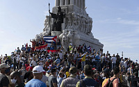 “조국과 삶을 달라” 공산국가 쿠바서 대규모 반정부 시위