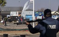남아공 폭동 확산에 군 병력 투입…LG 공장 전소