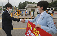 [포토] 김은혜 의원과 악수하는 이준석 대표