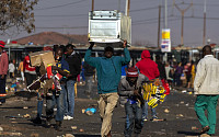 남아공 폭동 격화에 LG 공장 전소 이어 삼성도 ‘약탈’ 피해