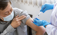결국 백신이 답… 50대 후반 백신 예약률 70% 돌파