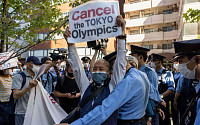 [도쿄올림픽] “올림픽 취소하라”...IOC 위원장 숙소로 들이닥친 시위대