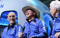 아마존 창업자 베이조스, 우주여행 성공...“10분간의 비행, 최고의 날”